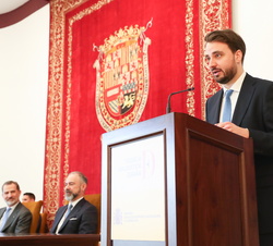 Su Majestad el Rey en la mesa presidencial durante la intervención del número Uno de la Promoción, Daniel Portero