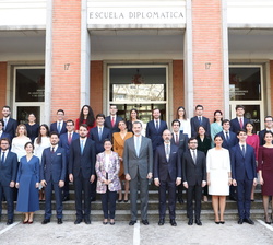 Fotografía de grupo de Su Majestad el Rey con los nuevos secretarios de Embajada de la LXXI Promoción de la Carrera Diplomática