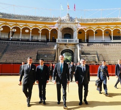 Su Majestad el Rey a su llegada a la Real Maestranza de Caballería de Sevilla