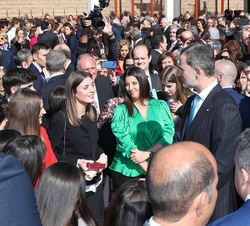 Don Felipe conversa con los premiados