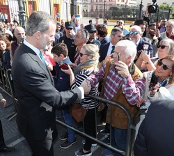 Don Felipe recibe el saludo de las personas que le esperaban al término del acto