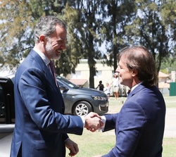 Su Majestad el Rey recibe el saludo del Presidente electo de la República Oriental del Uruguay, Su Excelencia Luis Lacalle Pou, a su llegada al "