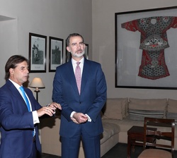 Su Majestad el Rey junto al Presidente electo de la República Oriental del Uruguay, Su Excelencia Luis Lacalle Pou