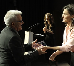 Su Majestad la Reina entrega el reconocimiento al impulso de la investigación, al patrono secretario de la Fundación hna, Miguel Ángel García