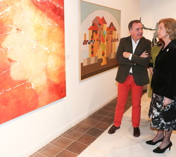 Su Majestad la Reina Doña Sofía recorre una exposición con las obras finalistas, compuesta por 72 obras; 42 pinturas y 30 esculturas de 69 autores dif