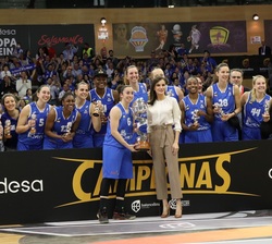 Doña Latizia con el equipo campeón de la “Copa de S.M. la Reina” de baloncesto 2020, "Perfumerías Avenida" de Salamanca