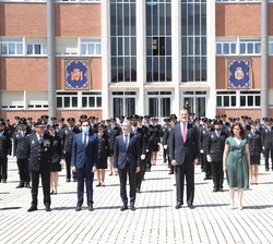 Fotografía de grupo de Su Majestad el Rey junto a las autoridades frente a la XXXIV promoción de la Escala Básica de la Policía Nacional