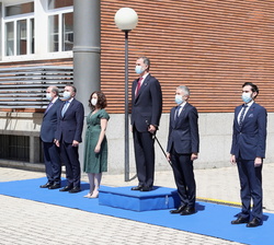 Su Majestad el Rey durante el inicio del acto junto a las autoridades