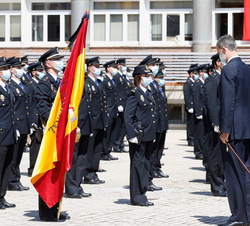 Su Majestad el Rey saluda a la bandera durante la revista a la XXXIV promoción