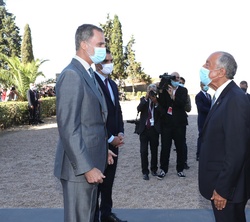 Su Majestad el Rey y el presidente del Gobierno, Pedro Sánchez, conversan con el presidente de la República Portuguesa, Marcelo Rebelo de Sousa, a su 