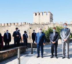 Don Felipe, acompañado por el presidente de la República Portuguesa, el presidente del Gobierno, y el primer ministro de la República Portuguesa, tras