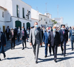 Su Majestad el Rey, acompañado por el presidente de la República Portuguesa, el presidente del Gobierno, y el primer ministro de la República Portugue