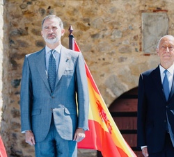 Su Majestad el Rey y el presidente de la República Portuguesa, Marcelo Rebelo de Sousa, durante la interpretación de los himnos nacionales en el Casti