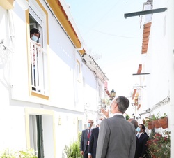 Don Felipe, conversa con una vecina de la localidad de Elvas durante su recorrido por sus calles