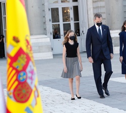 Sus Majestades los Reyes y Sus Altezas Reales la Princesa de Asturias y la Infanta Doña Sofía entran el la Plaza de la Armería del Palacio Real de Mad