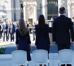 La Familia Real frente al pebetero, al inicio de la ceremonia