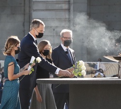 Su Majestad el Rey y Su Alteza Real la Princesa de Asturias junto a Hernando Fernández Calleja y Aroa López Martín en el momento de la ofrenda
