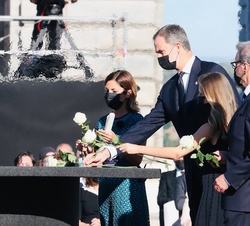 Ofrenda de Su Majestad el Rey y Su Alteza Real la Princesa de Asturias junto a Hernando Fernández Calleja y Aroa López Martín