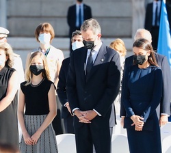 Sus Majestades los Reyes y Sus Altezas Reales la Princesa de Asturias y la Infanta Doña Sofía durante el minuto de silencio con el que finalizó el hom