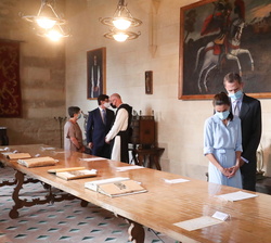 Don Felipe y Doña Leticia reciben explicaciones de la Directora del Archivo Tarradellas ante unas muestras de documentos del archivo