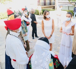 Doña Leitzia con la agrupación de folclore local