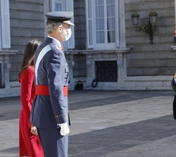 Sus Majestades los Reyes, a su llegada al Palacio Real de Madrid, reciben el saludo del presidente del Gobierno, Pedro Sánchez