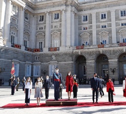Sus Majestades los Reyes y Sus Altezas Reales la Princesa de Asturias y la Infanta Doña Sofía en la Plaza de la Armería donde reciben los Honores de O