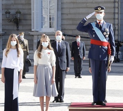 Sus Majestades los Reyes y Sus Altezas Reales la Princesa de Asturias y la Infanta Doña Sofía durante los Honores de Ordenanza