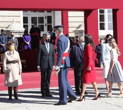 La Familia Real recibe el saludo de las autoridades asistentes al acto del Dia de la Fiesta Nacional de España