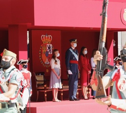 Sus Majestades los Reyes y Sus Altezas Reales la Princesa de Asturias y la Infanta Doña Sofía en el Palco de Honor durante el desfile