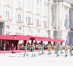 Desfile de tropas en el acto de celebración del Día de la Fiesta Nacional de España