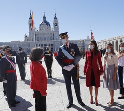 La Familia Real al término de los actos con el presidente del Gobierno y la ministra de Defensa