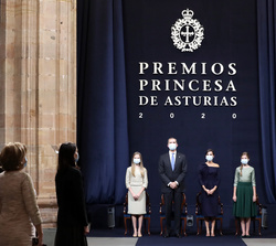 Sus Majestades los Reyes y Sus Altezas Reales, la Princesa de Asturias y la Infanta Doña Sofía