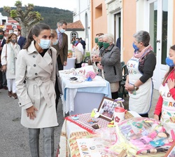 Doña Letizia recibe el saludo de las integrantes más jóvenes de la Asociación de Mujeres de Somao (Pravia) Asturias