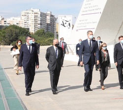 Don Felipe se dirige a pie al Palau de les Arts de Valencia