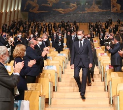 Su Majestad el Rey entrando en el auditorio recibe el apluso de los asistentes a la clausura del XIX Congreso de CEDE