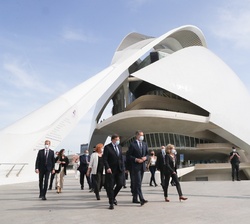 Su Majestad el Rey tras la finalización del acto de clausura del XIX Congreso de CEDE en el Palau de les Arts de Valencia