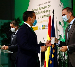 Su Majestad el Rey entrega el premio en la categoría de Producto/Servicio en Accésit al director general de Idai Nature, Carlos Ledó