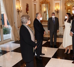 Sus Majestades los Reyes reciben el saludo del premiado, Joan Margarit junto a su señora, y el ministro de Cultura y Deporte