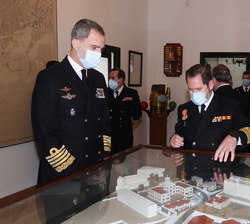 Su Majestad el Rey junto al comandante director del Instituto Hidrográfico de la Marina, capitán de navío José Daniel Gonzalez-Aller, observa una maqu