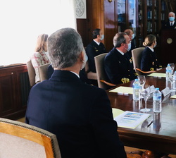 Su Majestad el Rey en la Biblioteca del centro durante la presentación del comandante director del Instituto Hidrográfico de la Marina 
