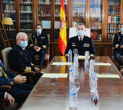Su Majestad el Rey en la Biblioteca del centro durante la presentación del comandante director del Instituto Hidrográfico de la Marina