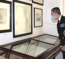 Su Majestad el Rey durante su visita al Archivo Histórico del Instituto Hidrográfico de la Marina 