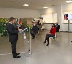Su Majestad el Rey durante la presentación por parte del presidente de SEUR y director general DPD Group Europa, Yves Delmas