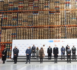 Fotografía de grupo de Su Majestad el Rey con las autoridades y una representación de los trabajadores de la empresa