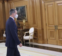 Su Majestad el Rey recibe el saludo del presidente del Gobierno, Pedro Sánchez, momentos antes de que dé comienzo el acto de promesa de los nuevos min