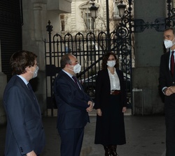 Sus Majestades los Reyes recibidos a su llegada por la presidenta de la Comunidad de Madrid Isabel Díaz Ayuso y el ministro de Política Territorial y 