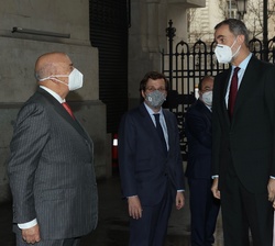 Sus Majestades los Reyes recibidos a su llegada por el alcalde de Madrid, José Luis Martínez-Almeida y el presidente de la Asociación de la Prensa de 