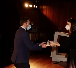 Sus Majestades los Reyes entregan el premio Periodista Especializado en Madrid 2020 a Fernando Peinado (El País)