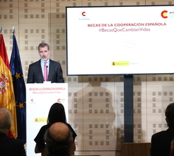 Su Majestad el Rey dirige unas palabras en el acto de presentación del catálogo de becas de la Cooperación Española 